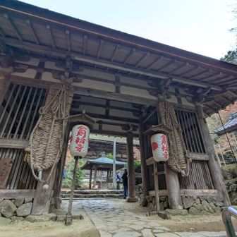 先程の尊像が置かれてる「金剛輪寺」の二天門です🙏大草履も両脇に吊るされていて、昔の人達は旅の安全を祈願しながら如何に大変な思いをして参拝していたのか思い巡らせながらとにかく中へ入ります。