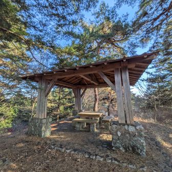 13座目。山頂プレートに代わって東屋…？