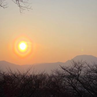 夕陽と東根山🌞🗻
桜はまだまだつぼみ🌸