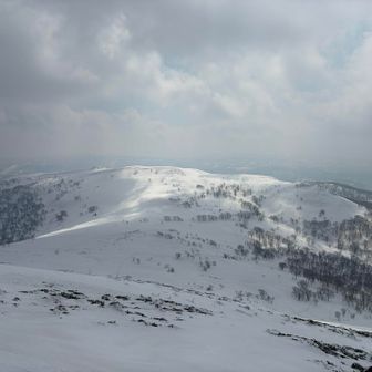 山頂から見る喜茂別岳