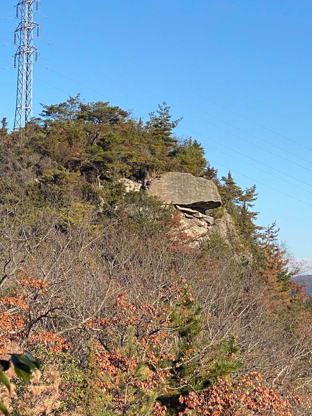 なるほど！
先ほどの巨岩が、ここから見ると大きなトンビのクチバシに見えます！