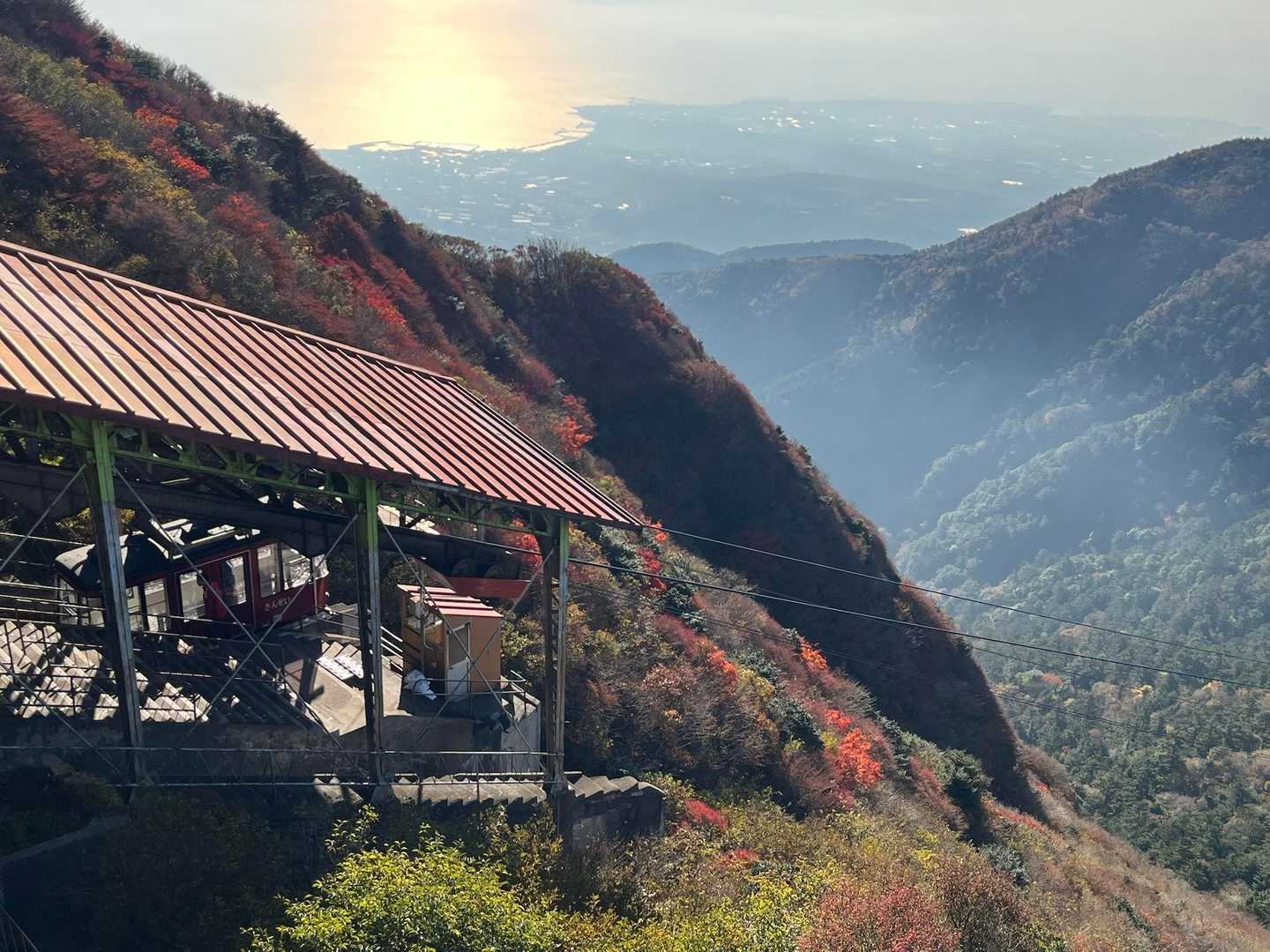 帰りもロープウェイは乗らず徒歩で池の原園地まで。この辺りの紅葉は見頃🍁