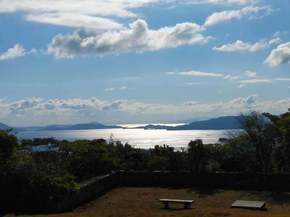 海が輝いています。