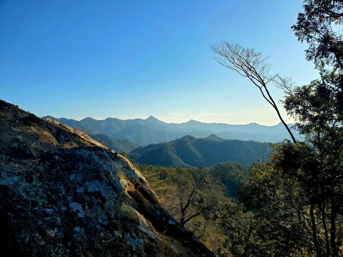 明剣岳-三角点山-明神山 周回コースの写真