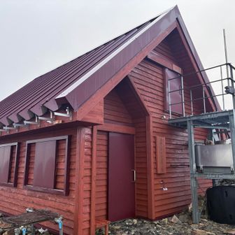 県営小河内岳避難小屋
外観すごくキレイ
下の出入り口はすでに閉鎖
右上部の冬期出入り口が開放中