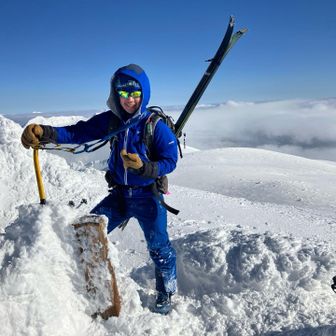 偶然にも10時ぴったりに山頂📸

慎重に山頂看板を掘り当てて
先行者の方に撮って頂きました。

山頂看板についてはかなり思い入れがありますが壊れてしまったものは仕方ない。

自分の拙い記憶だと
2011年頃に今の木の看板になり
約14年に渡り
文字も黒から白へ何度も
許可を得た山岳会の有志の方々により
塗り直されていた。

次はどんな看板が来るのか楽しみ😌
(国定公園なので
勝手に素人がつけたらダメです)