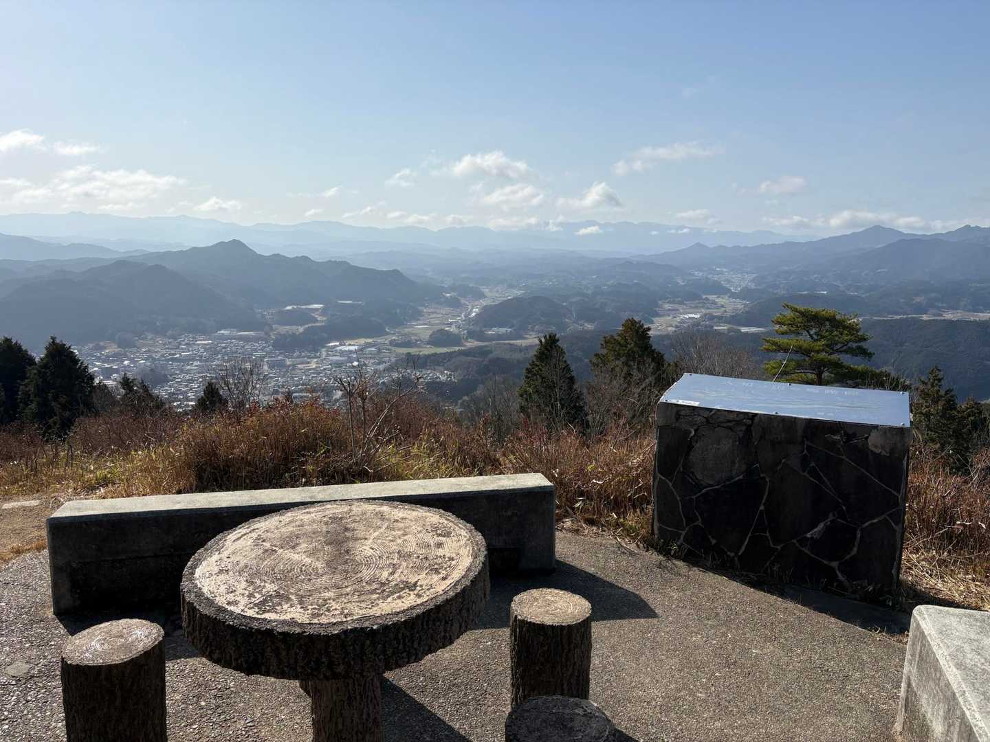 鳥見山からおよそ10分、見晴台に戻って来ましたぁ！*\(^o^)/*いい眺めですが、ちょっと霞んでますね。春霞かな？