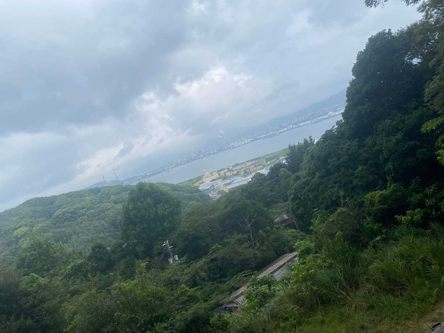 このあたりまで下りてくると、雲が切れてる。