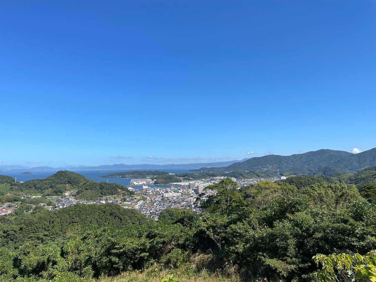 ジャーン❗️青空、海、稜線、街、見事な景色です！
時津の街を一望‼️