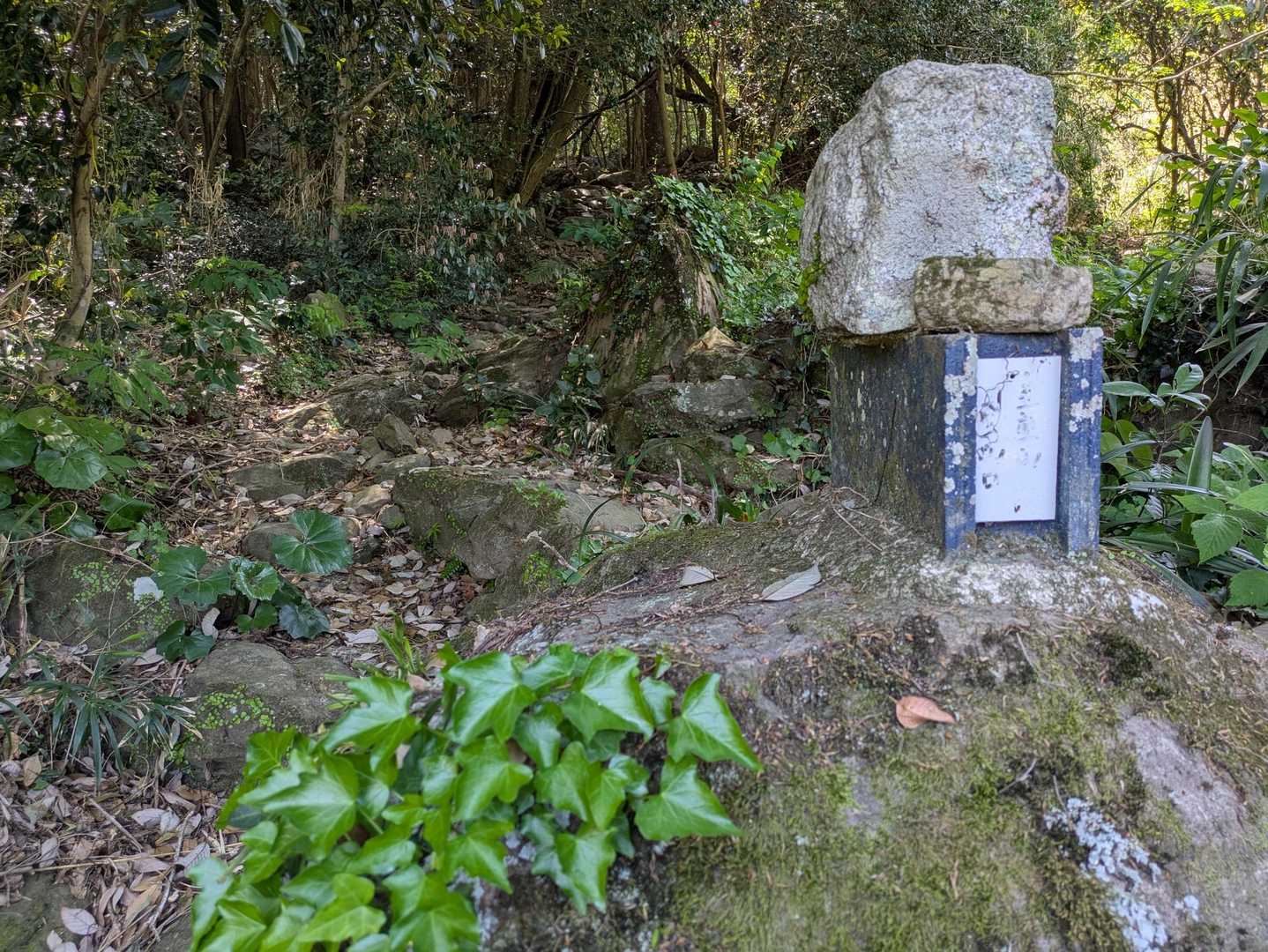 途中、住人の方が山登るならそこ曲がって、とか教えてくれながら、登山口到着