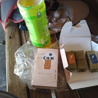 耳成山を下山して麓の公園でさっき買った　柿の葉寿司　をいただきます。😋昼食🙏…風が少しあってちょっと寒い…。ダウンに替えました。