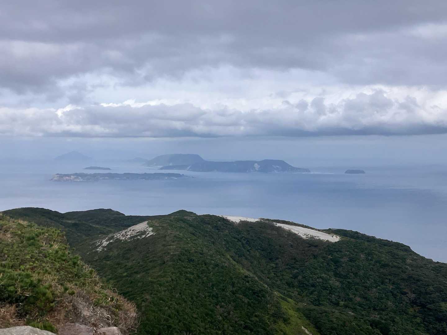 ずんずんと進むと今度は東海汽船さるびあ丸で寄港してきた島々
手前から式根島、新島、利島を確認
「本日も異常ナシ」