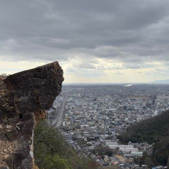 ジャンプ岩
鷹巣山の登山道も踏み跡しっかりだね