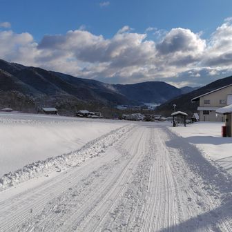 冬はたぶん初めて訪れました
マキノファミリースキー場です
駐車場代は1000円

ゲレンデは圧雪しているようですがリフトはなくて雪原が広がっているみたいなスキー場です

ソリ遊びをしている子ども達と親御さんが多いスキー場でした
https://makinokougen.co.jp/pages/275/