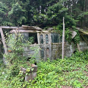 駐車場付近に朽ち果てたマイクロバス🚐
なんだかジブリ感が🤭

お疲れ山⛰️