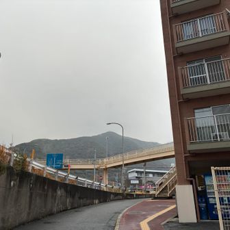安部山公園駅をスタート　足立山の雲が晴れて来ています　よしよし