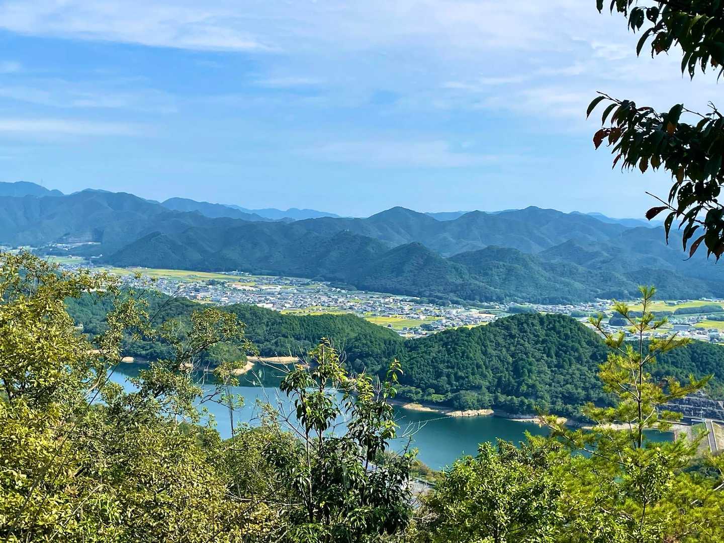 黒木山より見た翠明湖と多可町