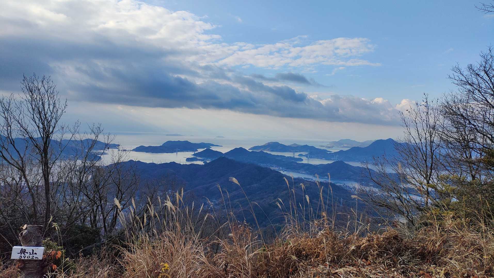 広い山頂に素晴らしい眺望。
因島の最高峰390.5mです。