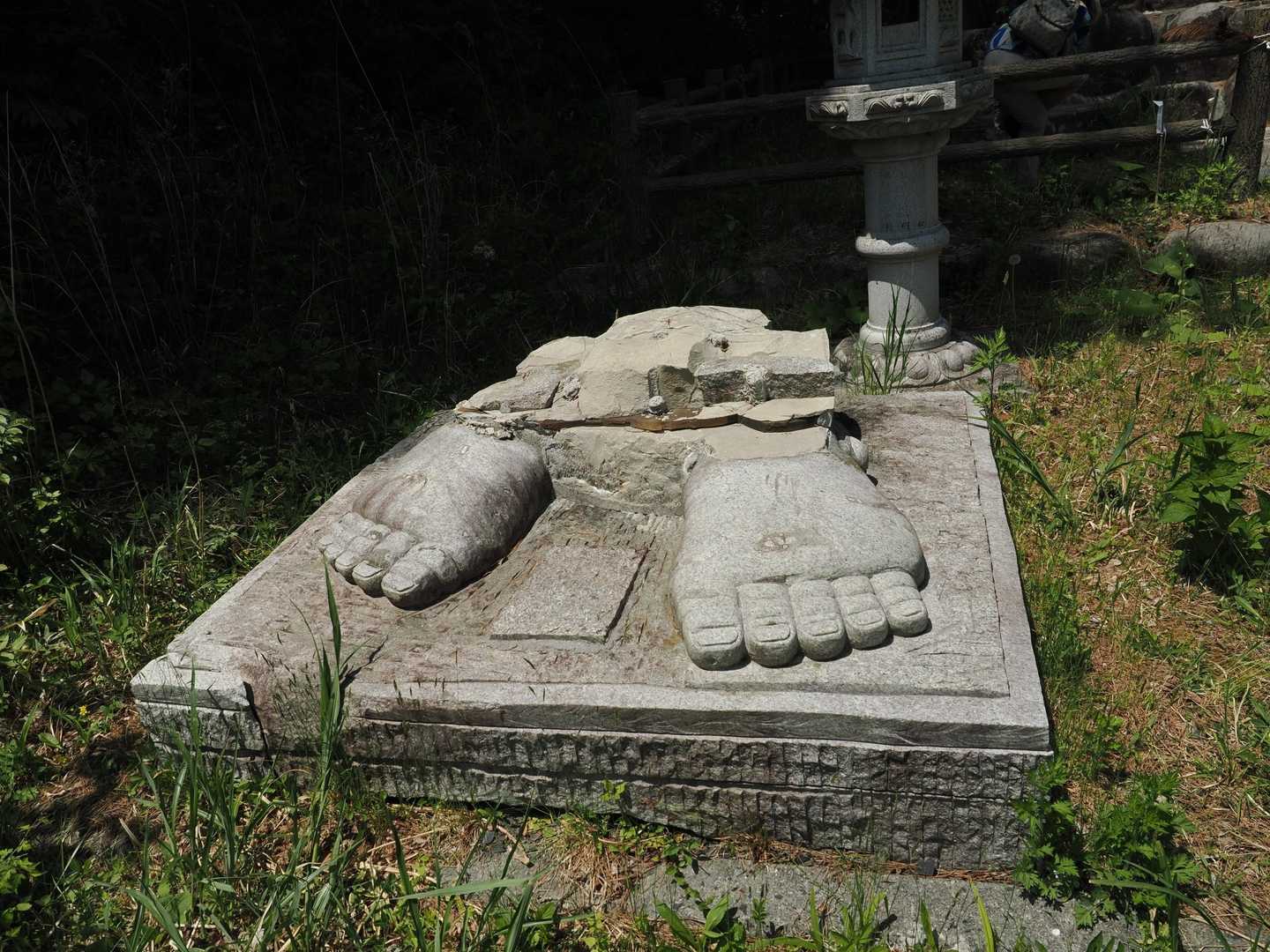 ？
どうやら東日本大震災で倒れちゃって今の姿に修復されたみたいです。