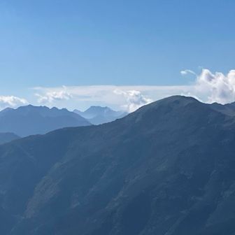 奥に石鎚山かな？