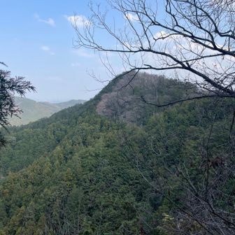 御嶽山山頂からの眺望。あれは次に目指す越生駒ヶ岳。