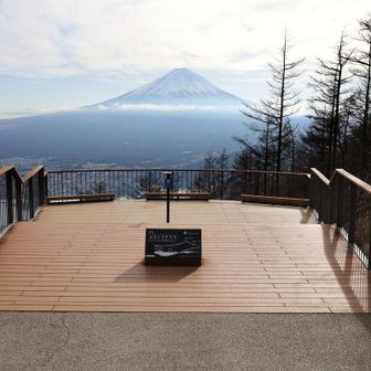 １００ｍほど離れてセカンドテラス。ちょっと狭い。