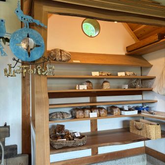 マイハウス内の山の下のパン屋さん🥐を眺めながら食事、しあわせです♪