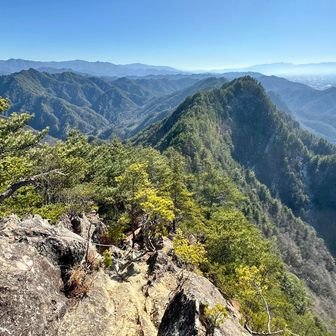 そもそも、この山塊自体がナイフリッジ。
こりゃ細尾根や細トラバースが多いわけだ


