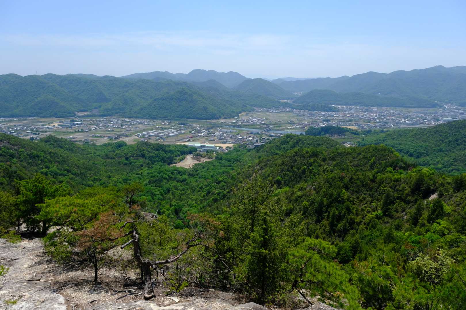 『神ノ上山』にてしばし休憩したら、いったん20枚目の写真の分岐点まで取って返し、今度は往路と別方向へ進んで下山を目指す。『金剛寺』という寺院の跡地前で右折し、その先の分岐を更に右側へ少し下ると、『白岩様(鷲の巣)』という展望台が待っている。