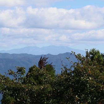 《 大文殊 山頂 》

『白山』
すると、山頂部が雲に覆われていた霊峰が ひょっこり!(^^)!