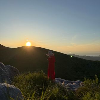 太陽が昇る。あっちの山で準備すればよかった