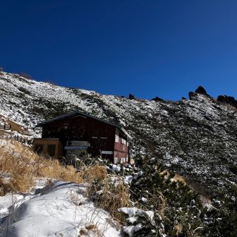 権現小屋へ
＊もちろん営業してません
右　権現岳