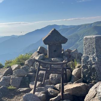 鳥居側から祠を拝むと飯豊本山も拝めることが分かりました
朳差岳に登って飯豊山参詣ができるようです
