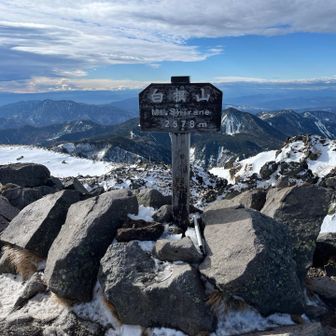 冬の日光白根山登頂。宿題にしていたのをやり遂げた。写真奥は南側