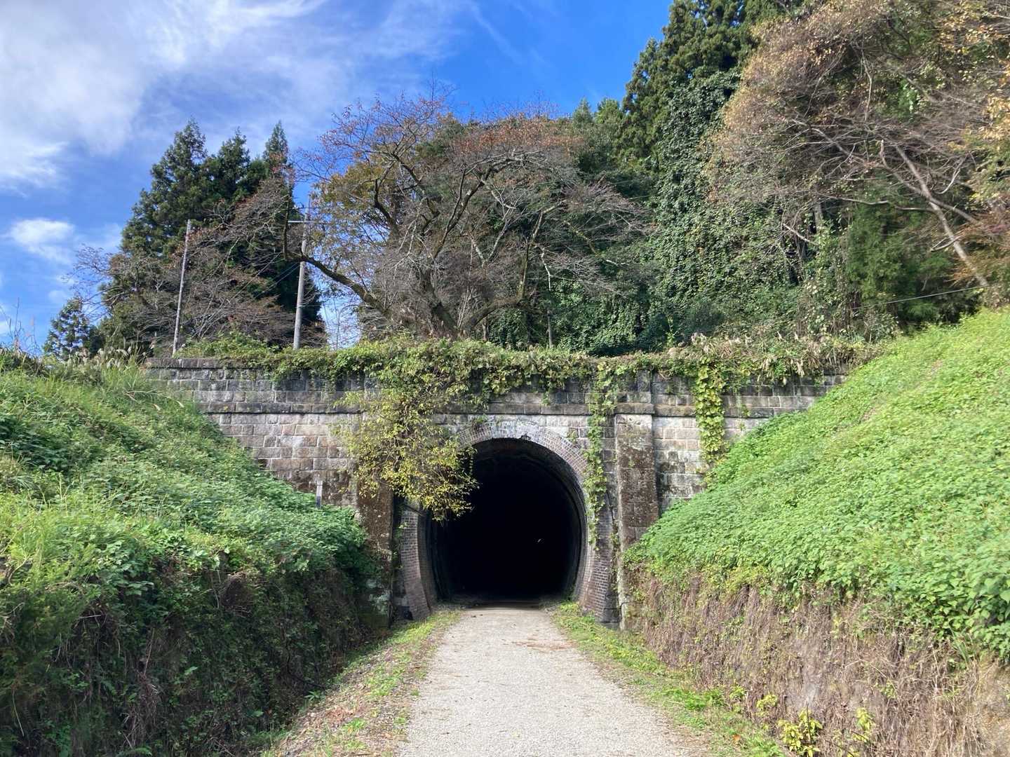 トロッコは峠の湯で終点ですが、昔アプト式電車が通っていた道を歩いて行きます