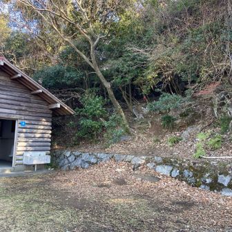 ポットントイレの前に踏み跡が