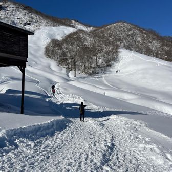 ロープウェイを降り、登山口からのスタート。
ありがたいトレースがついています。