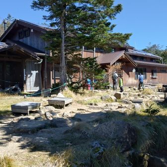 黒百合ヒュッテ
人気名物はビーフシチューですが、夕食の予定がビーフシチューなのでハンバーグカレーにしました1500円。