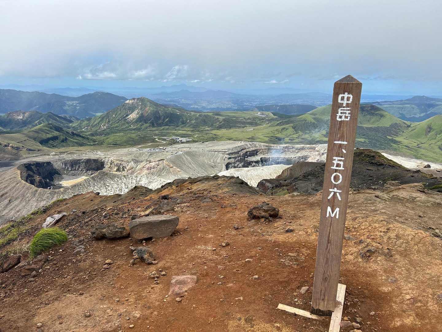 久しぶりの中岳山頂。
春は写真撮るのに順番待ちでしたが、今日は誰もいませんでした。