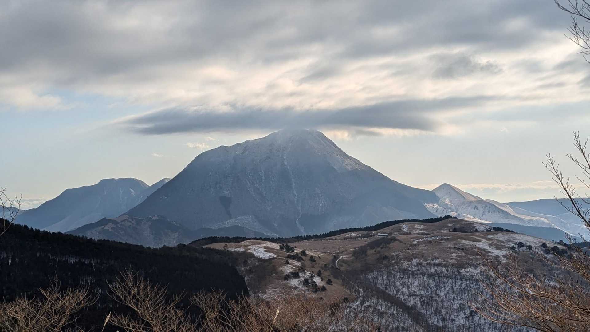 標高ジャスト1000m地点から由布岳を望む🧐何か怪しい雲だな💧