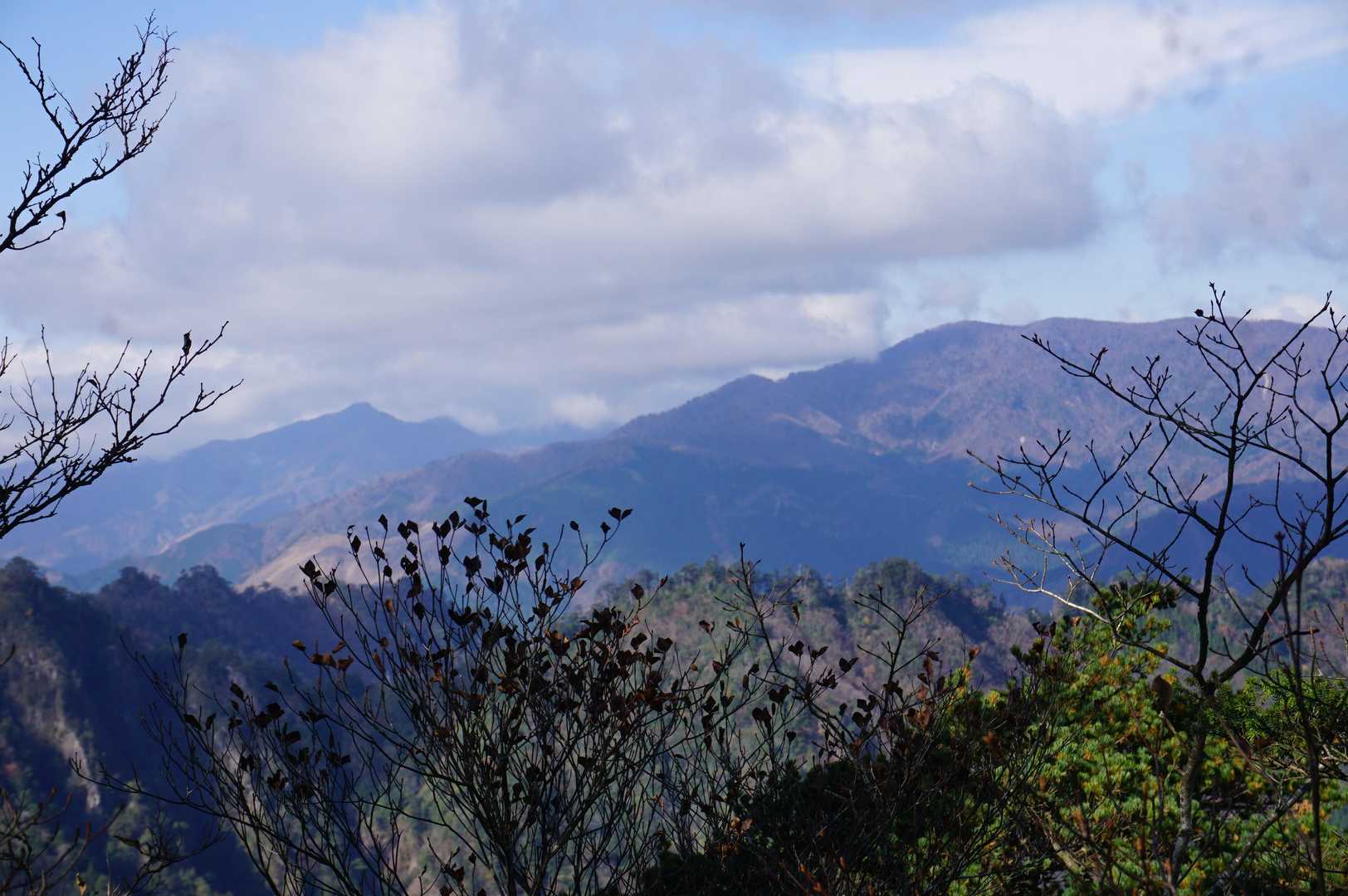 岩の上から、北西方向を望む。左に祖母山、右に本谷山