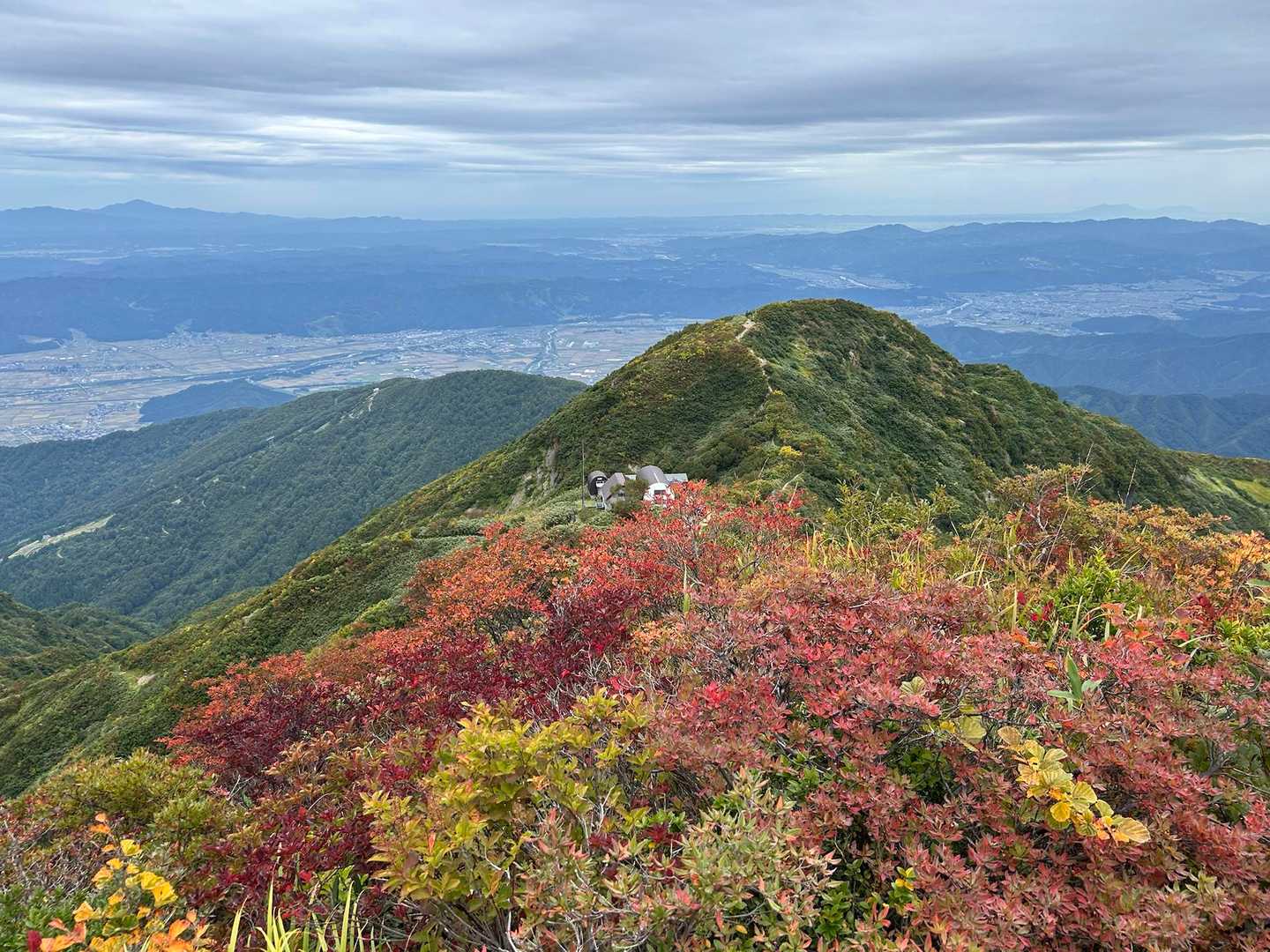 八海山（薬師岳） | ロープウェイから始まる修験の鎖場、越後三山の岩峰への写真