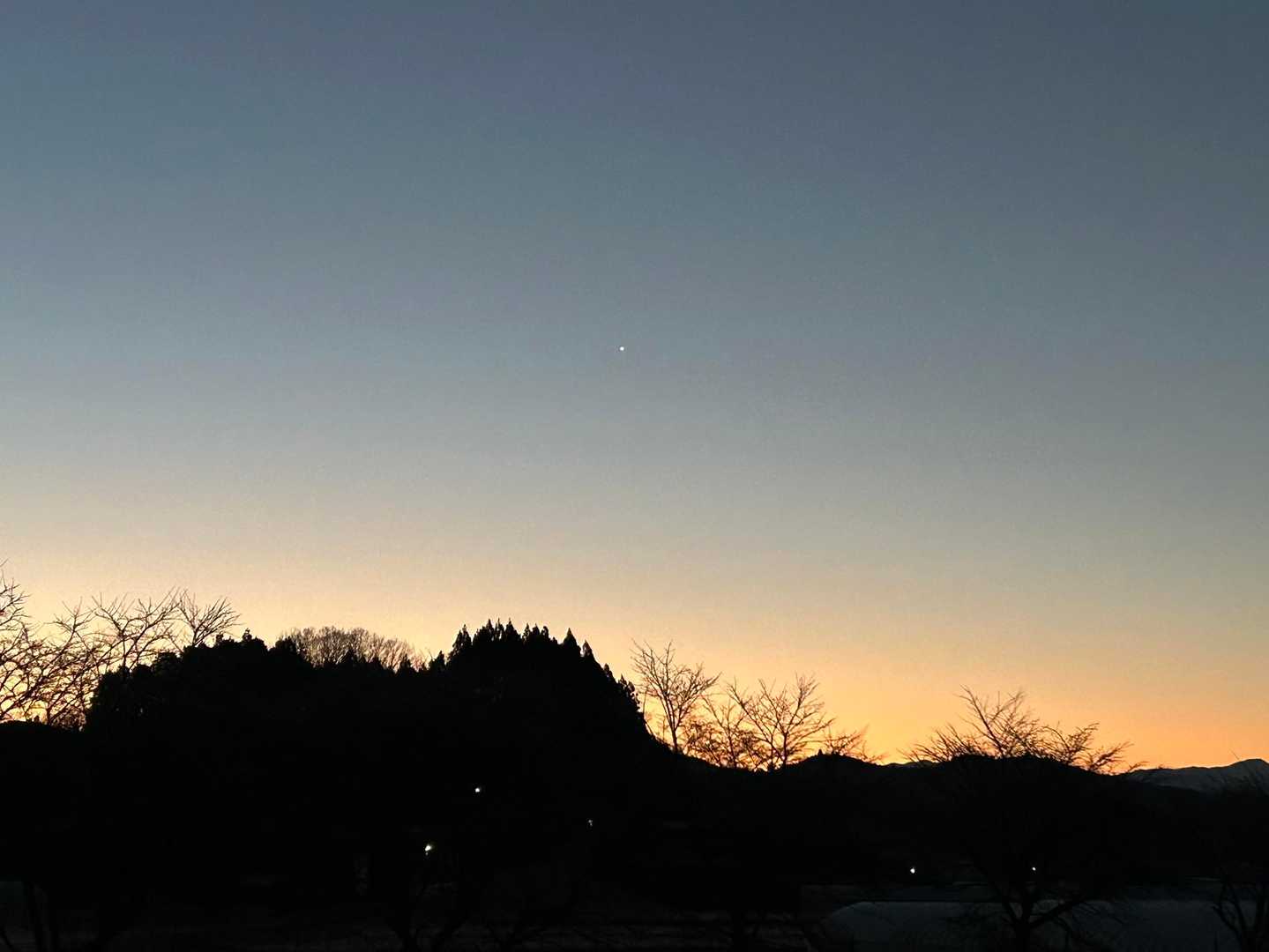 明けの明星
金星が輝いてます✨