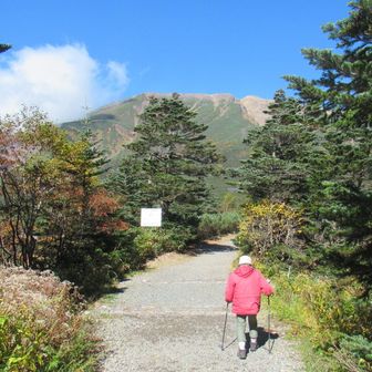 御嶽山の道へ入って行く