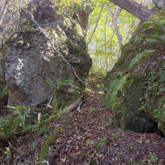 「吹上石」の巨岩の間を抜ける。狭き門を抜けるから開運できるかな？