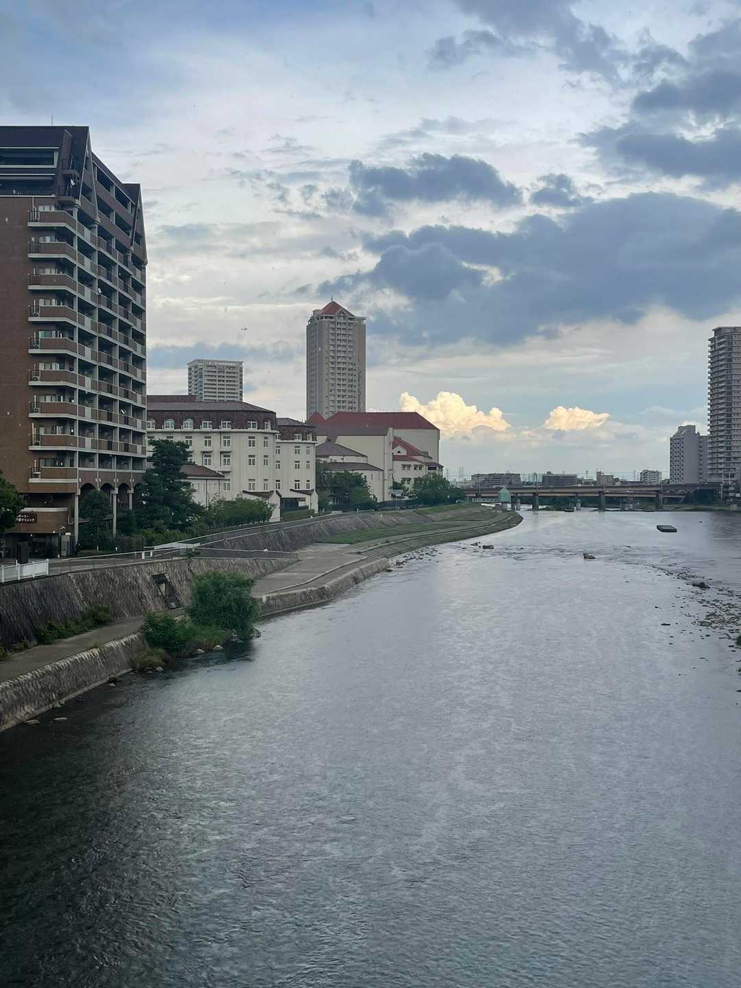 武庫川を通ります。大劇場見えます。
雨☂️降り出してます🌀
