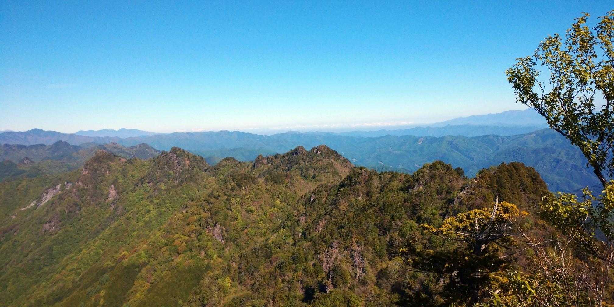 こちら歩いて来た尾根。
小刻みなアップダウンの連続💦いい景色だなぁ✨