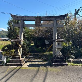 道沿いに神社が。祠は奥にあるようだけど見えない。