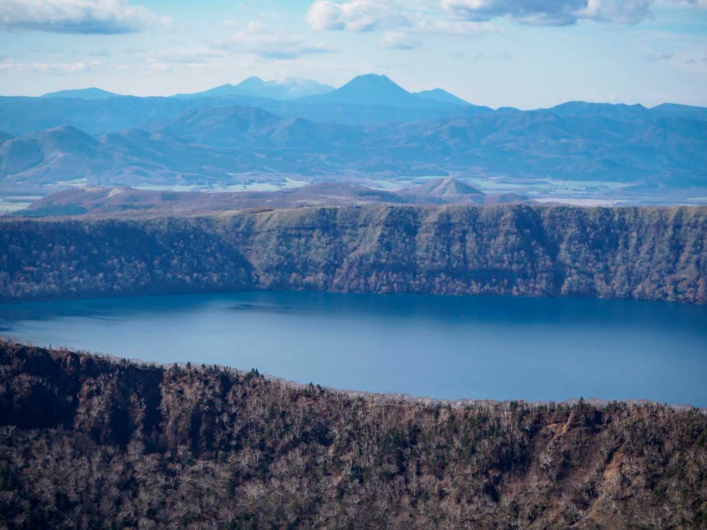 摩周湖と奥は雌阿寒岳と雄阿寒岳