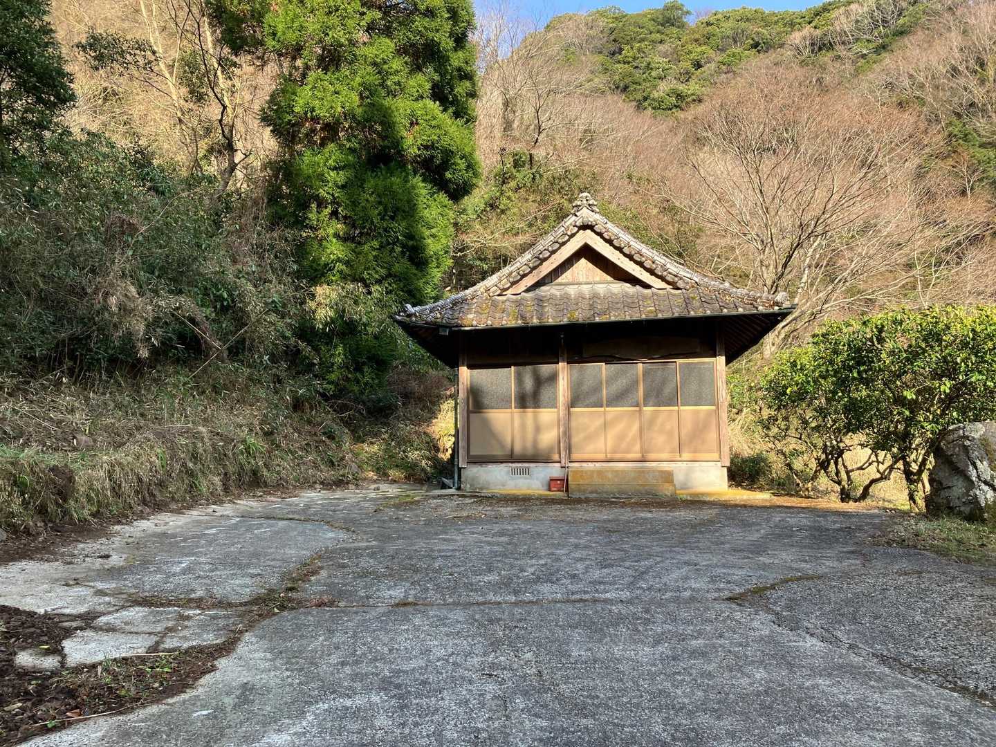 神楽殿のこちらにも駐車できます。